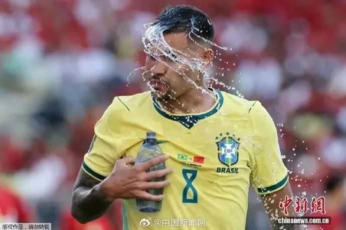 世界杯为了等广告播完，让球员多站了40秒才恢复比赛	，“强制补水”遭吐槽