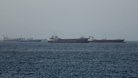 美国原油跌破每桶70美元，油轮陆续通航霍尔木兹海峡